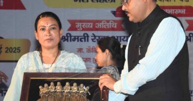 विश्व मासिक धर्म स्वच्छता दिवस पर कैबिनेट मंत्री रेखा आर्या ने किया बालिकाओं को जागरूक, किशोरी और महिलाओं को वितरित की स्वच्छता किट