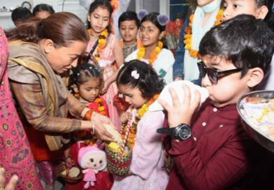 फूलदेई पर्व पर बच्चों संग कैबिनेट मंत्री रेखा आर्या ने दिया प्रकृति संरक्षण का संदेश