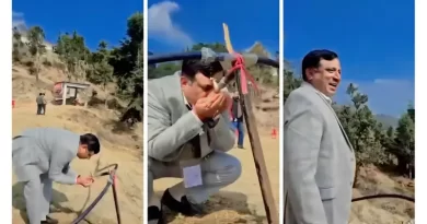सादगी की मिसाल: गैरसैंण में नल पर ओख से पानी पीते नज़र आए IAS सूचना महानिदेशक बंशीधर तिवारी न कोई तामझाम, न औपचारिकता