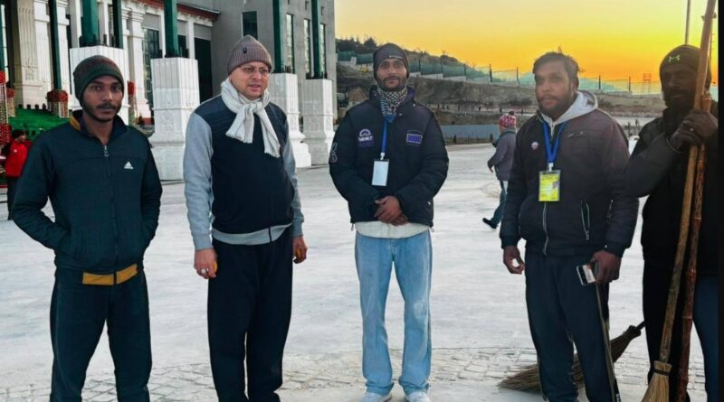 विधानसभा सत्र में योगदान दे रहे कर्मचारियों से मुख्यमंत्री धामी ने की मुलाकात, भोजन व्यवस्थाओं का लिया जायजा