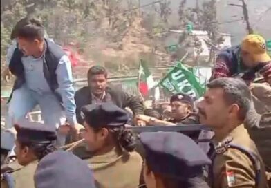 गैरसैंण में यूकेडी का प्रदर्शन, विधानसभा घेराव की कोशिश पर पुलिस से झड़प