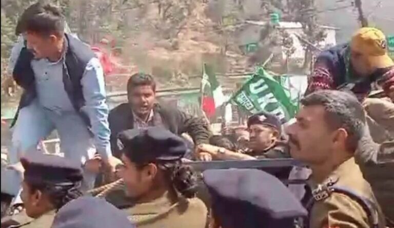 गैरसैंण में यूकेडी का प्रदर्शन, विधानसभा घेराव की कोशिश पर पुलिस से झड़प