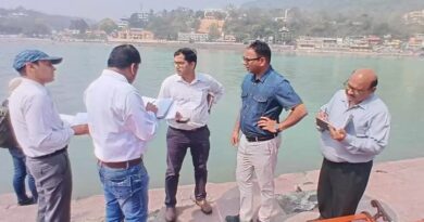 कुंभ मेले की तैयारियां तेज, अपर मेलाधिकारी दयानन्द सरस्वती ने स्वर्गाश्रम क्षेत्र के 16 घाटों का किया निरीक्षण