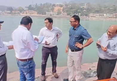 कुंभ मेले की तैयारियां तेज, अपर मेलाधिकारी दयानन्द सरस्वती ने स्वर्गाश्रम क्षेत्र के 16 घाटों का किया निरीक्षण