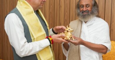 मुख्यमंत्री धामी ने श्री श्री रविशंकर से की शिष्टाचार भेंट, सामाजिक समरसता और आध्यात्मिक जागरूकता से जुड़े  विभिन्न विषयों पर किया विचार-विमर्श