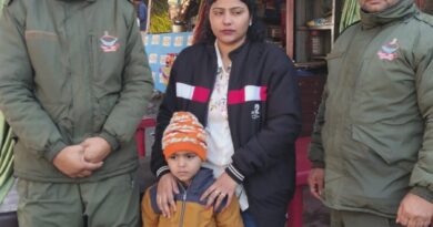 केदारनाथ धाम में देवदूत बनी पुलिस , भीड़ में बिछड़े 5 वर्षीय मासूम को सकुशल परिजनों से मिलाया, परिजनों के चेहरे पर लौटी मुस्कान