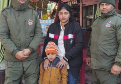 केदारनाथ धाम में देवदूत बनी पुलिस , भीड़ में बिछड़े 5 वर्षीय मासूम को सकुशल परिजनों से मिलाया, परिजनों के चेहरे पर लौटी मुस्कान
