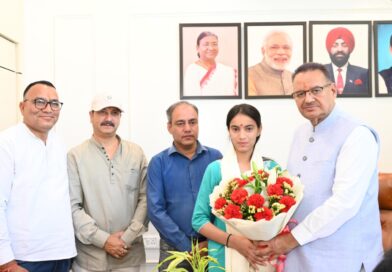 कैबिनेट मंत्री गणेश जोशी ने हाईस्कूल परीक्षा में प्रदेश में 15वीं रैंक लाने वाली साक्षी को किया सम्मानित