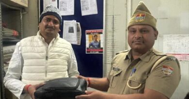 रुद्रप्रयाग पुलिस की ईमानदारी और कर्तव्यनिष्ठा, केदारनाथ धाम यात्रा पर आये श्रद्धालु की ₹30,000 नगदी और दस्तावेजों से भरा बैग सकुशल लौटाया