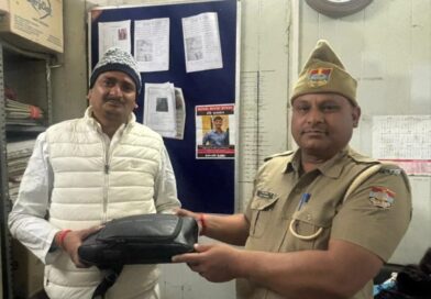 रुद्रप्रयाग पुलिस की ईमानदारी और कर्तव्यनिष्ठा, केदारनाथ धाम यात्रा पर आये श्रद्धालु की ₹30,000 नगदी और दस्तावेजों से भरा बैग सकुशल लौटाया