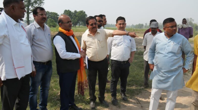 आपदा प्रबंधन सचिव विनोद कुमार सुमन ने नेपाल सीमा पर भू कटाव की रोकथाम के दृष्टिगत बाढ़ सुरक्षा के कार्यों को लेकर किया स्थलीय निरीक्षण