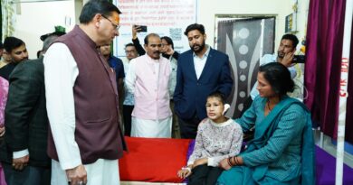 पिथौरागढ़ जिला अस्पताल पहुंचे मुख्यमंत्री धामी, मरीजों से मुलाकात कर बेहतर स्वास्थ्य सुविधाओं का दिया भरोसा