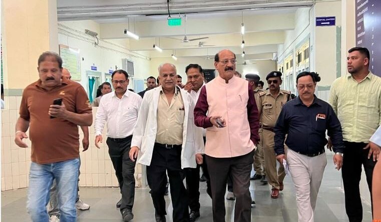 स्वास्थ्य मंत्री सुबोध उनियाल ने डॉक्टर सुशीला तिवारी अस्पताल का किया औचक निरीक्षण, मरीजों से मुलाकात कर जाना हालचाल