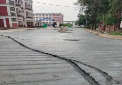 चारधाम यात्रा के दृष्टिगत सिवरेज के लिए खोदी गई सड़कों को त्वरित गति से ठीक करने के लिए दिन- रात किया जा रहा है निमार्ण कार्य