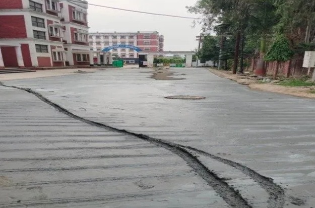चारधाम यात्रा के दृष्टिगत सिवरेज के लिए खोदी गई सड़कों को त्वरित गति से ठीक करने के लिए दिन- रात किया जा रहा है निमार्ण कार्य
