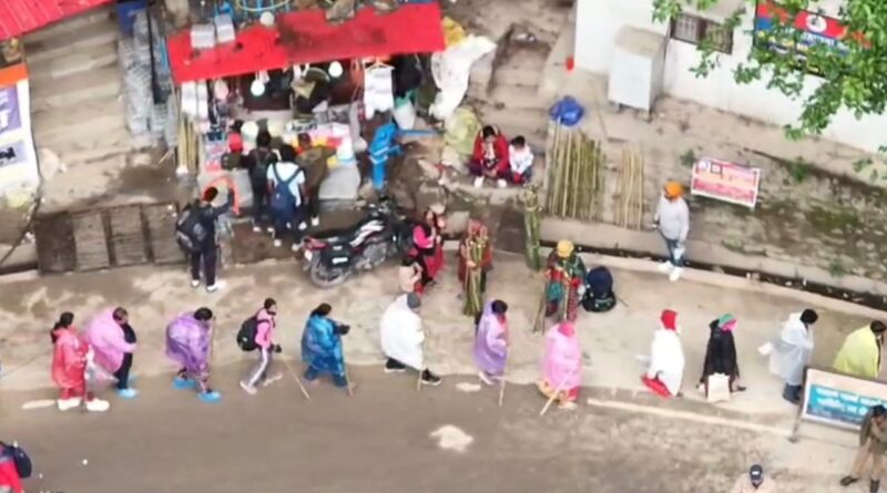 श्री केदारनाथ धाम यात्रा व्यवस्थाओं पर जिला प्रशासन की सतत निगरानी, सोनप्रयाग में शटल सेवा हेतु लाइन व्यवस्था सुचारु