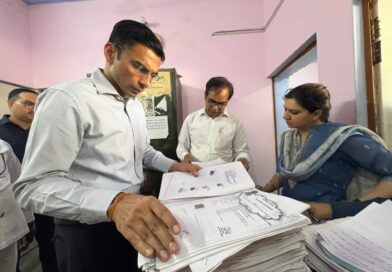 विकासनगर सब-रजिस्ट्रार कार्यालय में डीएम सविन बंसल की छापेमारी, करोड़ों की स्टांप चोरी और अवैध रजिस्ट्रियों का खुलासा 