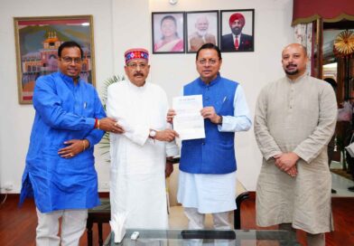 मानव उत्थान सेवा समिति के माध्यम से चारधाम यात्रियों का 10 करोड़ का बीमा, मुख्यमंत्री धामी को पर्यटन मंत्री सतपाल महाराज ने सौंपा 367995 का चैक