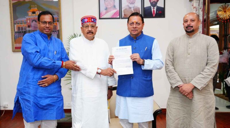 मानव उत्थान सेवा समिति के माध्यम से चारधाम यात्रियों का 10 करोड़ का बीमा, मुख्यमंत्री धामी को पर्यटन मंत्री सतपाल महाराज ने सौंपा 367995 का चैक