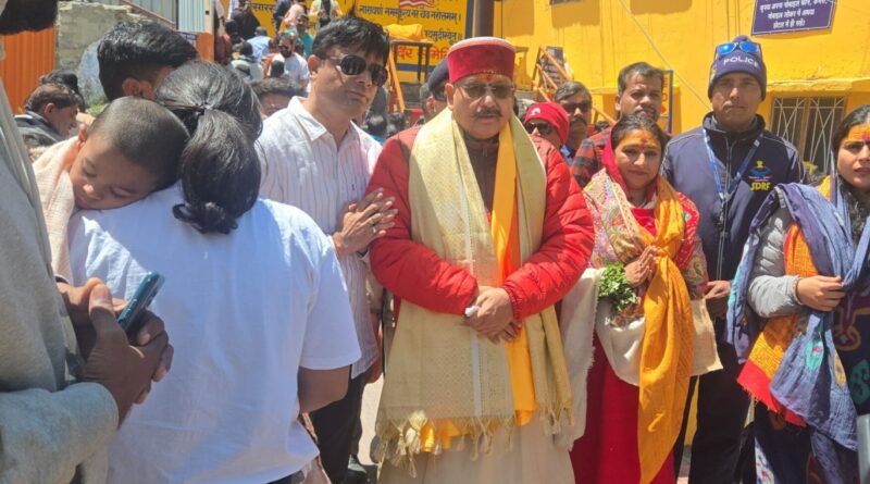 पर्यटन मंत्री सतपाल महाराज ने किए केदारनाथ और बद्रीनाथ के दर्शन, चारधाम यात्रा व्यवस्थाओं का किया निरीक्षण 
