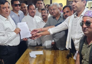 एमडीडीए उपाध्यक्ष बंशीधर तिवारी को एमडीडीए कॉलोनी चंदर रोड की समस्याओं को लेकर पूर्व मंत्री डॉ. हरक सिंह रावत ने सौंपा ज्ञापन