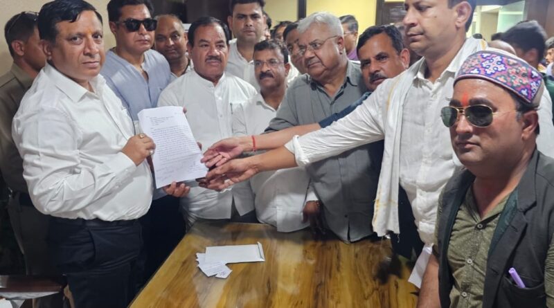 एमडीडीए उपाध्यक्ष बंशीधर तिवारी को एमडीडीए कॉलोनी चंदर रोड की समस्याओं को लेकर पूर्व मंत्री डॉ. हरक सिंह रावत ने सौंपा ज्ञापन