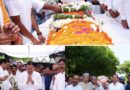 मुख्यमंत्री धामी ने पूर्व मुख्यमंत्री भुवन चंद्र खंडूड़ी के पार्थिव शरीर पर पुष्प चक्र अर्पित कर नम आंखों से दी श्रद्धांजलि, पार्थिव शरीर को कंधा देकर दी अंतिम विदाई 