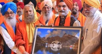 ऋषिकेश से हरि झंडी दिखाकर हेमकुण्ड साहिब यात्रा के लिये रवाना हुयी संगत