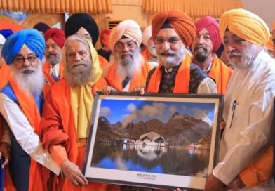 ऋषिकेश से हरि झंडी दिखाकर हेमकुण्ड साहिब यात्रा के लिये रवाना हुयी संगत