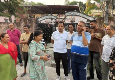 कैबिनेट मंत्री गणेश जोशी ने बिन्दाल नदी में चैनेलाइजेशन कार्यो के लिए अधिकारियों संग किया निरीक्षण 