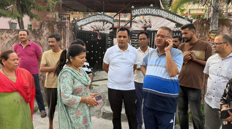 कैबिनेट मंत्री गणेश जोशी ने बिन्दाल नदी में चैनेलाइजेशन कार्यो के लिए अधिकारियों संग किया निरीक्षण 