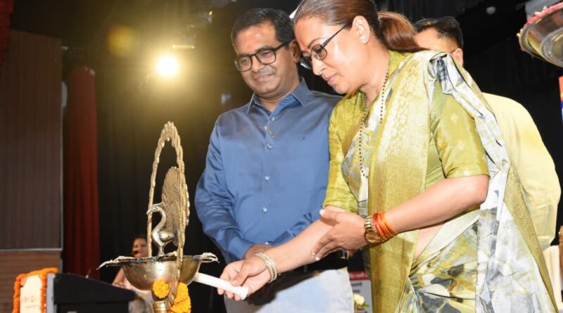 विश्व मासिक धर्म स्वच्छता दिवस पर कैबिनेट मंत्री रेखा आर्या ने किया बालिकाओं को जागरूक, कहा सृष्टि की सृजनकर्ता है नारी 
