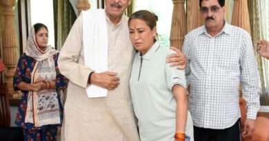 खेल मंत्री रेखा आर्या ने जसपाल राणा के आवास पहुँचकर दी श्रद्धांजलि, परिजनों को बंधाया ढांढस