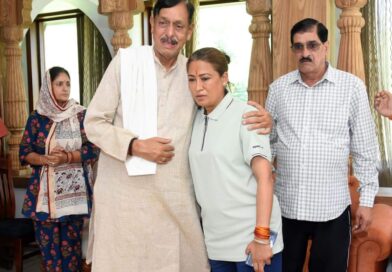 खेल मंत्री रेखा आर्या ने जसपाल राणा के आवास पहुँचकर दी श्रद्धांजलि, परिजनों को बंधाया ढांढस