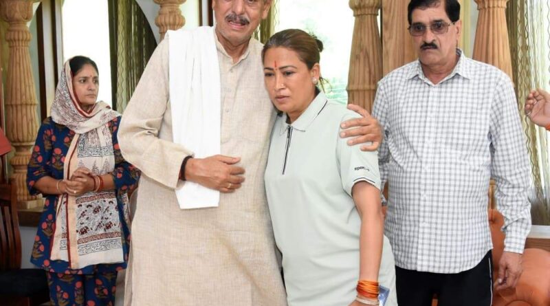 खेल मंत्री रेखा आर्या ने जसपाल राणा के आवास पहुँचकर दी श्रद्धांजलि, परिजनों को बंधाया ढांढस