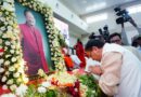 मुख्यमंत्री धामी ने श्रद्धांजलि सभा में पूर्व मुख्यमंत्री मेजर जनरल (सेवानिवृत्त) भुवन चंद्र खण्डूड़ी के चित्र पर पुष्प अर्पित कर दी श्रद्धांजलि