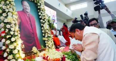 मुख्यमंत्री धामी ने श्रद्धांजलि सभा में पूर्व मुख्यमंत्री मेजर जनरल (सेवानिवृत्त) भुवन चंद्र खण्डूड़ी के चित्र पर पुष्प अर्पित कर दी श्रद्धांजलि