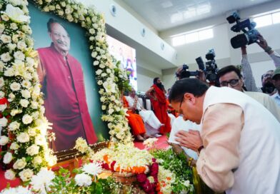 मुख्यमंत्री धामी ने श्रद्धांजलि सभा में पूर्व मुख्यमंत्री मेजर जनरल (सेवानिवृत्त) भुवन चंद्र खण्डूड़ी के चित्र पर पुष्प अर्पित कर दी श्रद्धांजलि