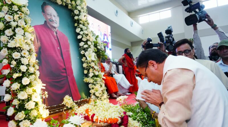 मुख्यमंत्री धामी ने श्रद्धांजलि सभा में पूर्व मुख्यमंत्री मेजर जनरल (सेवानिवृत्त) भुवन चंद्र खण्डूड़ी के चित्र पर पुष्प अर्पित कर दी श्रद्धांजलि