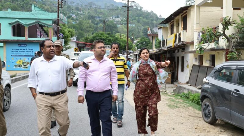 कैबिनेट मंत्री भरत सिंह चौधरी ने की रुद्रप्रयाग में संचालित विकास कार्यों एवं चारधाम यात्रा व्यवस्थाओं की समीक्षा बैठक ,अधिकारियों को दिए आवश्यक दिशा-निर्देश