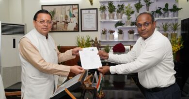 मुख्य निर्वाचन अधिकारी डॉ. बी.वी. आर. सी. पुरुषोत्तम ने SIR कार्यक्रम के तहत मुख्यमंत्री धामी को सौंपा गणना फॉर्म