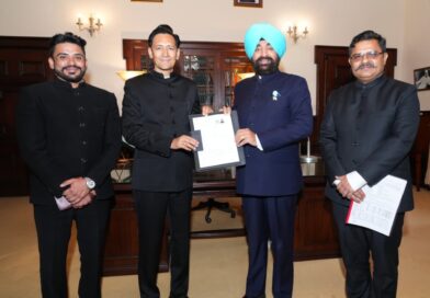 एसआईआर कार्यक्रम के अंतर्गत राज्यपाल लेफ्टिनेंट जनरल (सेवानिवृत्त) गुरमीत सिंह को कुमाऊँ आयुक्त दीपक रावत ने सौंपा गणना फॉर्म 