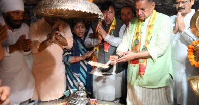 कैबिनेट मंत्री गणेश जोशी ने केन्द्र सरकार के 12 वर्ष पूर्ण होने पर टपकेश्वर मंदिर में की पूजा-अर्चना