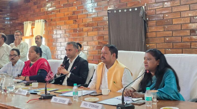जिला पंचायत अध्यक्ष जितेंद्र प्रसाद और जिलाधिकारी आशीष कुमार भटगांई ने ली जिला पंचायत बोर्ड की बैठक, जनप्रतिनिधियों ने उठाई क्षेत्रीय समस्याएं