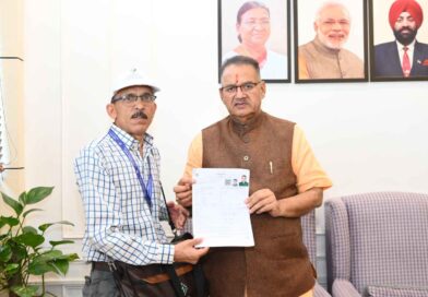 मतदाता सूची में नाम का सत्यापन कर कृषि मंत्री गणेश जोशी ने एसआईआर में सहभागिता का किया आह्वान, बीएलओ को सौंपा एसआईआर प्रपत्र
