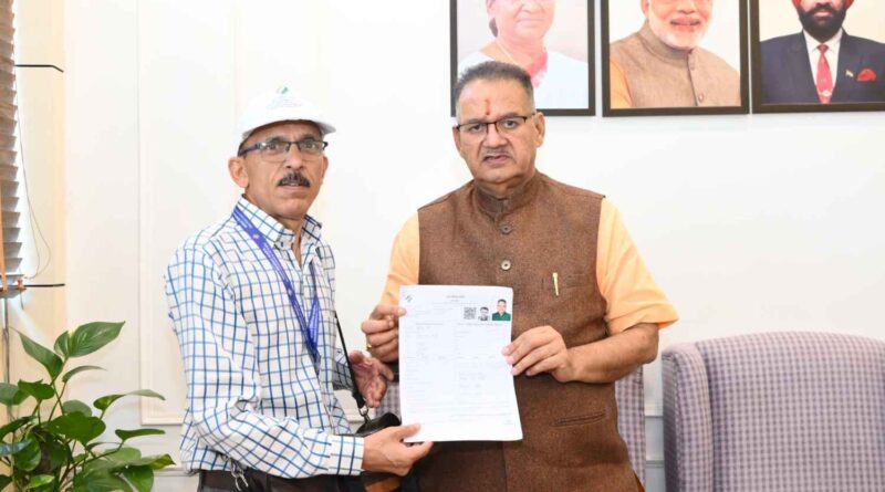 मतदाता सूची में नाम का सत्यापन कर कृषि मंत्री गणेश जोशी ने एसआईआर में सहभागिता का किया आह्वान, बीएलओ को सौंपा एसआईआर प्रपत्र