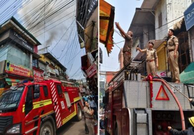पलटन बाजार में कपड़ों के गोदाम में लगी आग, लाखों का सामान जलकर राख