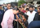 मुख्यमंत्री धामी को अपने बीच पाकर बच्चे हुए उत्साहित, जमकर खिंचवाईं तस्वीरें, धामी ने मेहनत और अनुशासन का दिया मंत्र