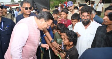 मुख्यमंत्री धामी को अपने बीच पाकर बच्चे हुए उत्साहित, जमकर खिंचवाईं तस्वीरें, धामी ने मेहनत और अनुशासन का दिया मंत्र