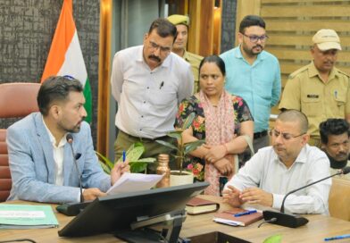 अतिक्रमण, अवैध निर्माण और आपदा से जुड़े मामलों पर डीएम डॉ आशीष चौहान का कड़ा रूख, अधिकारियों को दिए सख्त निर्देश